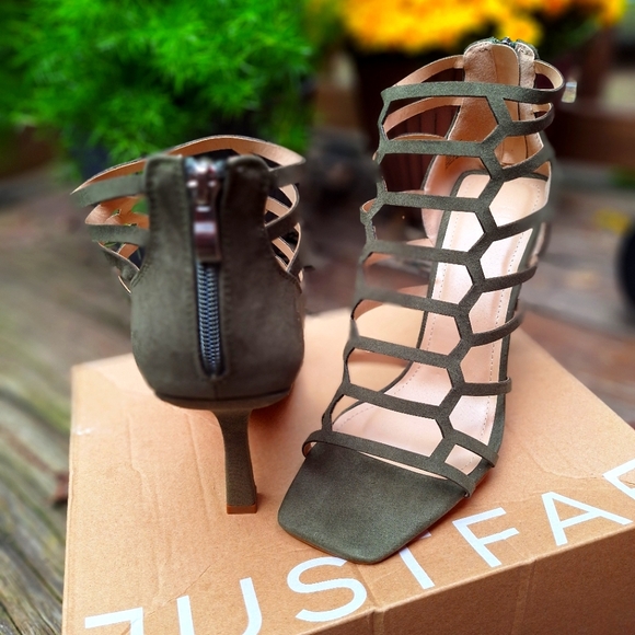 New Stiletto High Heels in light hunter green! Size 10. - Picture 2 of 4